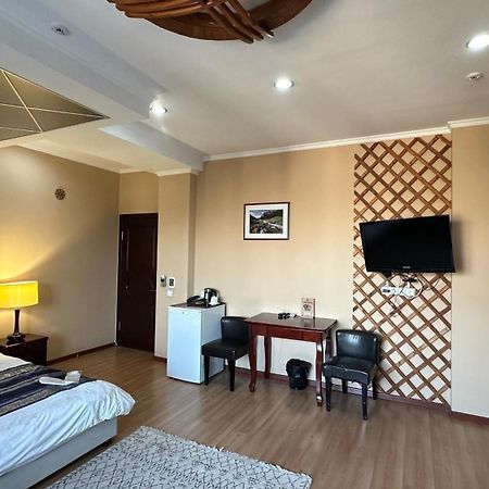 Tian-Shan Hotel Biszkek Zewnętrze zdjęcie