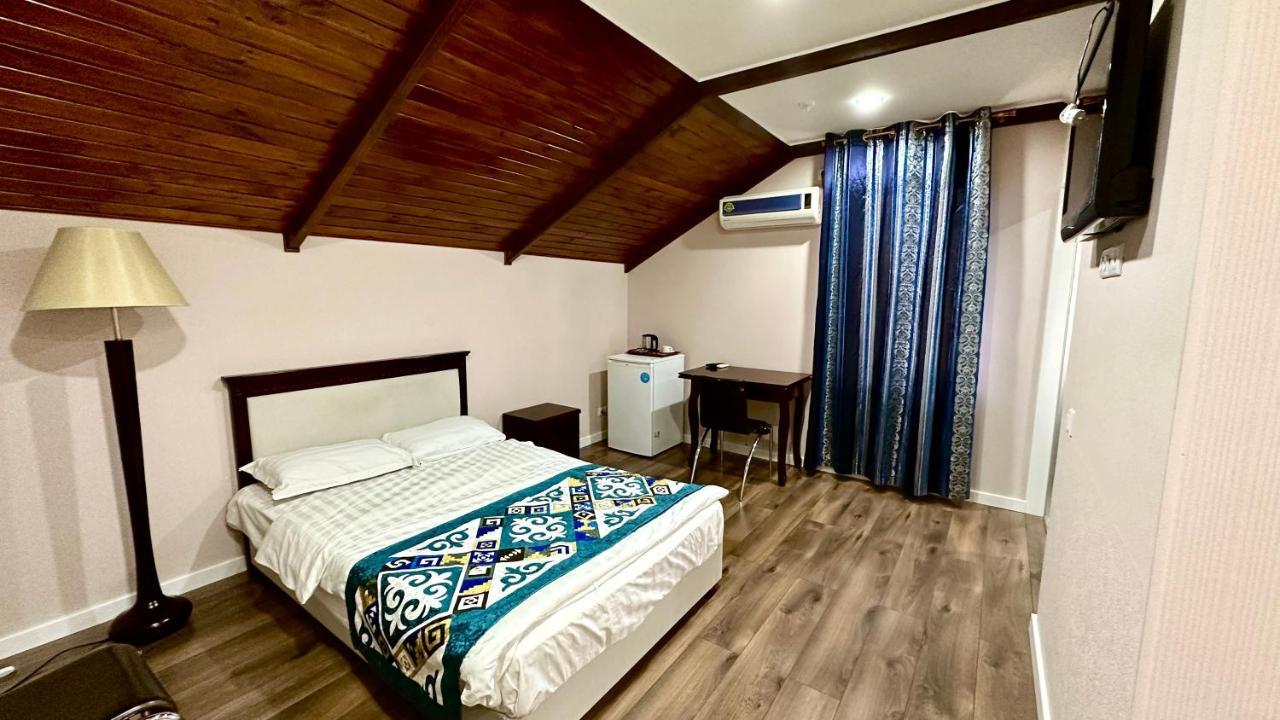 Tian-Shan Hotel Biszkek Zewnętrze zdjęcie