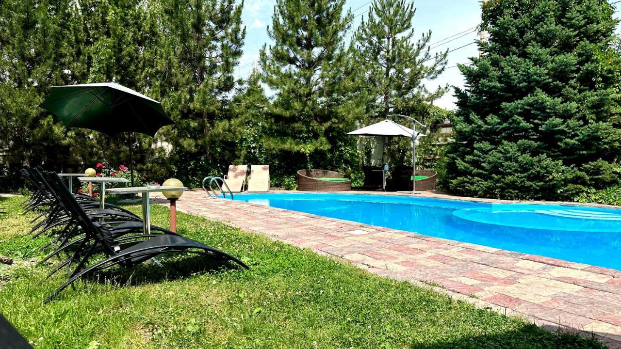 Tian-Shan Hotel Biszkek Zewnętrze zdjęcie