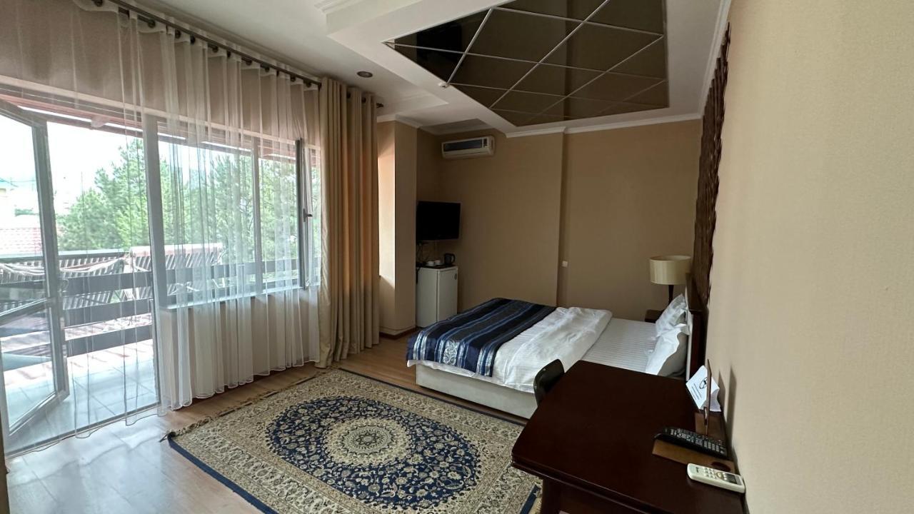 Tian-Shan Hotel Biszkek Zewnętrze zdjęcie