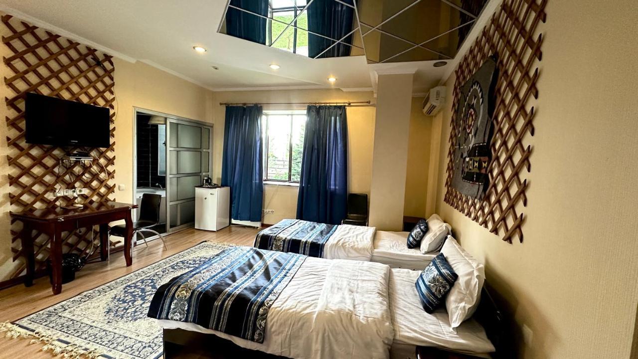 Tian-Shan Hotel Biszkek Zewnętrze zdjęcie