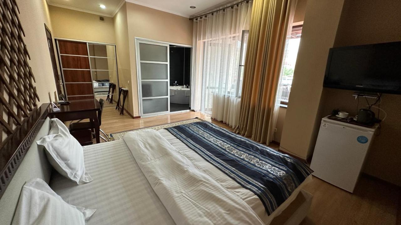Tian-Shan Hotel Biszkek Zewnętrze zdjęcie