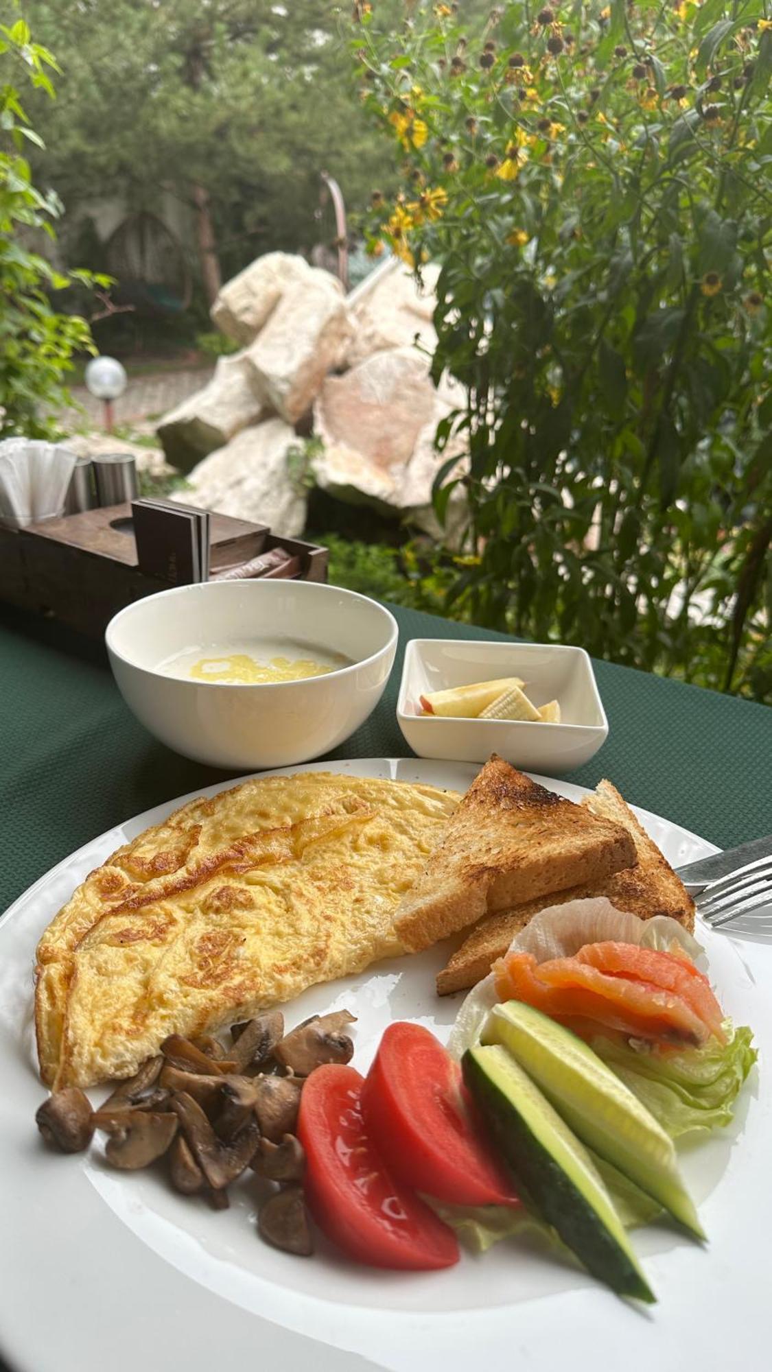 Tian-Shan Hotel Biszkek Zewnętrze zdjęcie