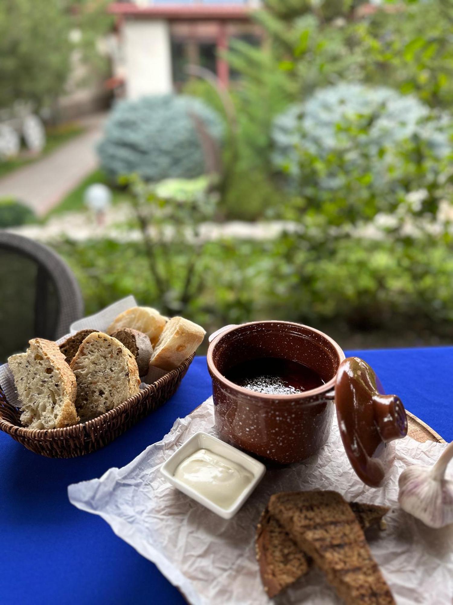 Tian-Shan Hotel Biszkek Zewnętrze zdjęcie