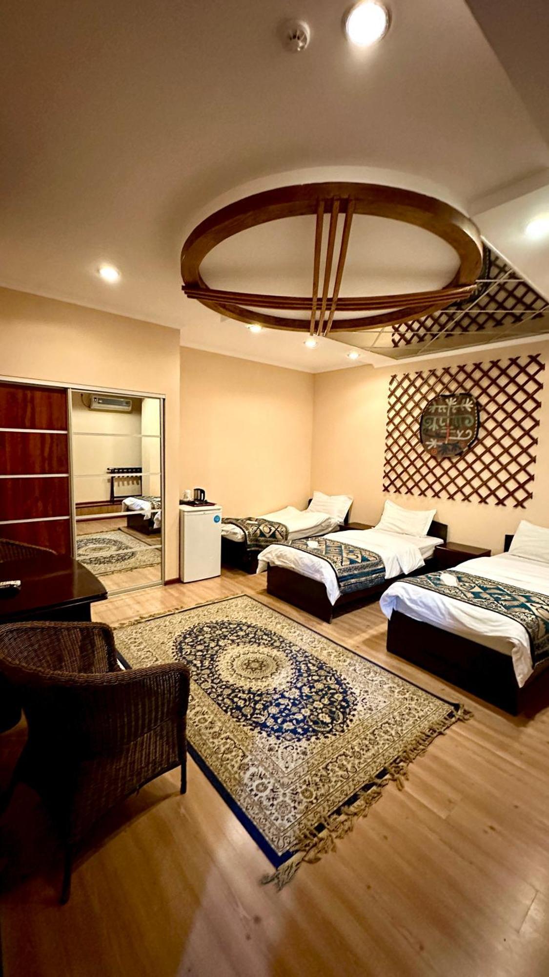 Tian-Shan Hotel Biszkek Zewnętrze zdjęcie