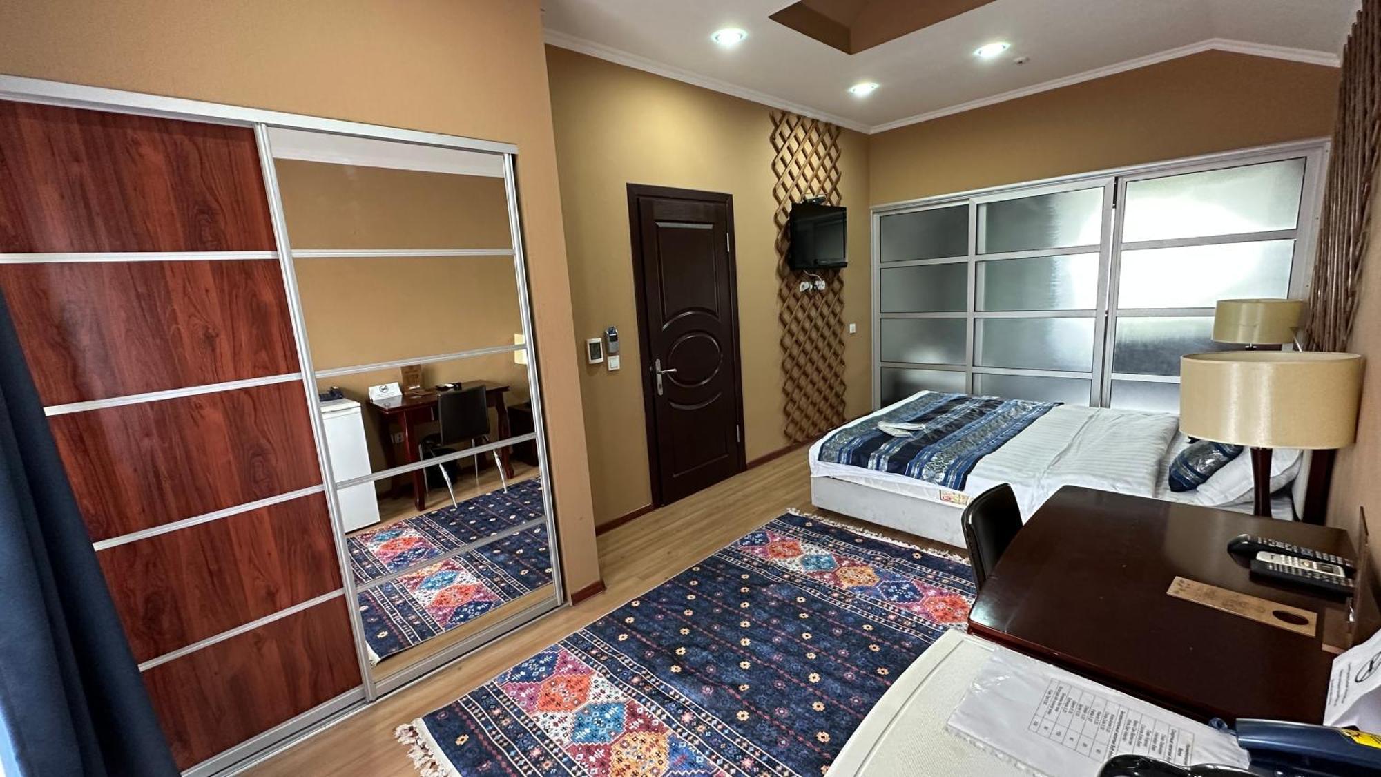 Tian-Shan Hotel Biszkek Zewnętrze zdjęcie