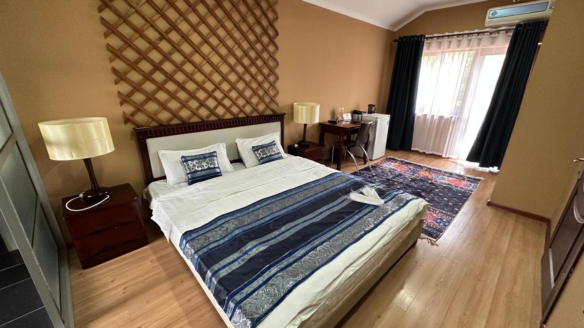 Tian-Shan Hotel Biszkek Zewnętrze zdjęcie