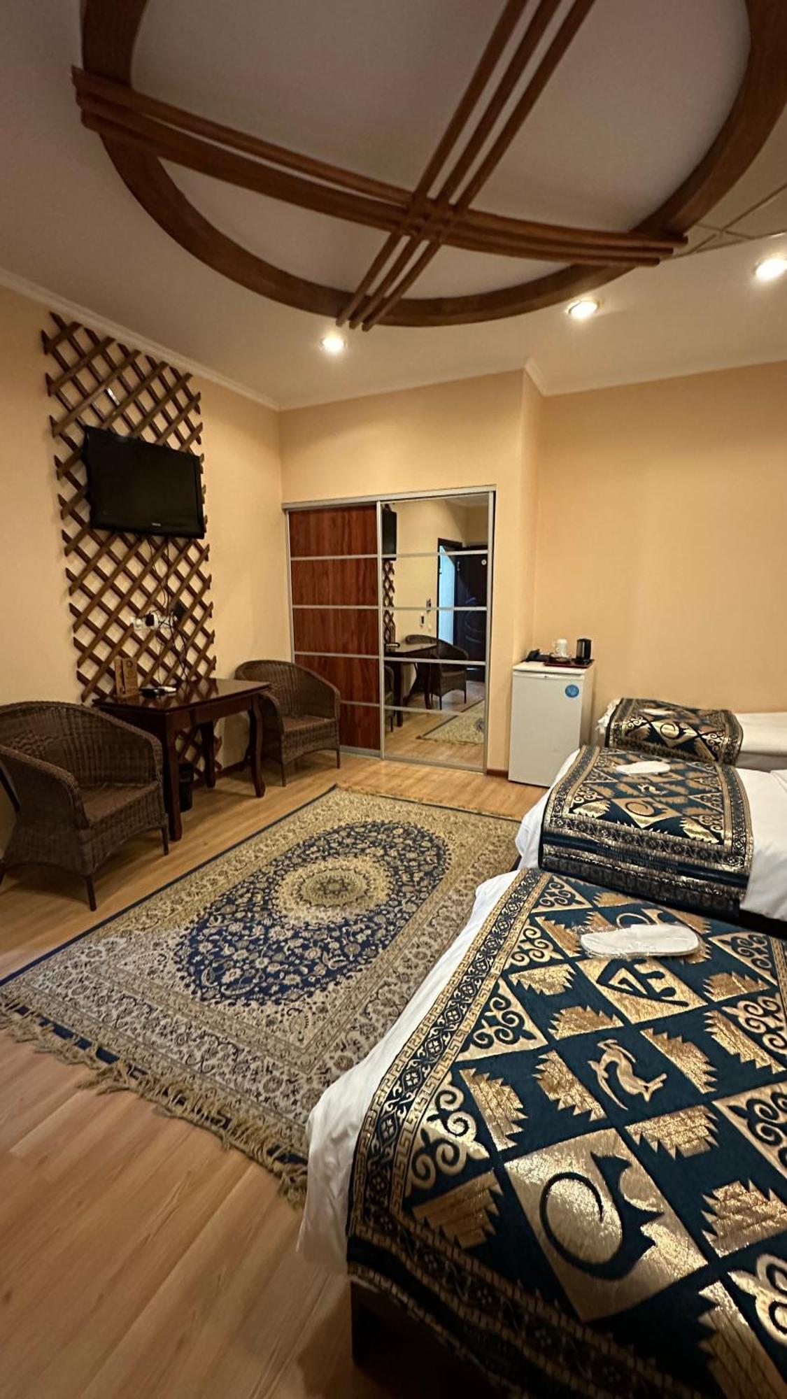 Tian-Shan Hotel Biszkek Zewnętrze zdjęcie