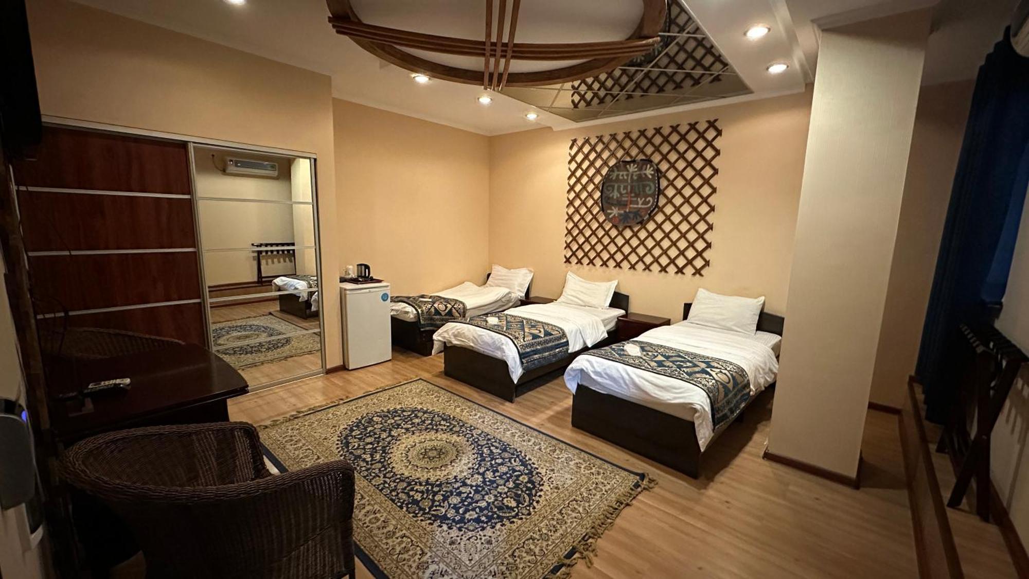 Tian-Shan Hotel Biszkek Zewnętrze zdjęcie