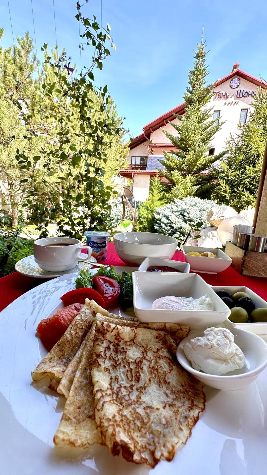 Tian-Shan Hotel Biszkek Zewnętrze zdjęcie