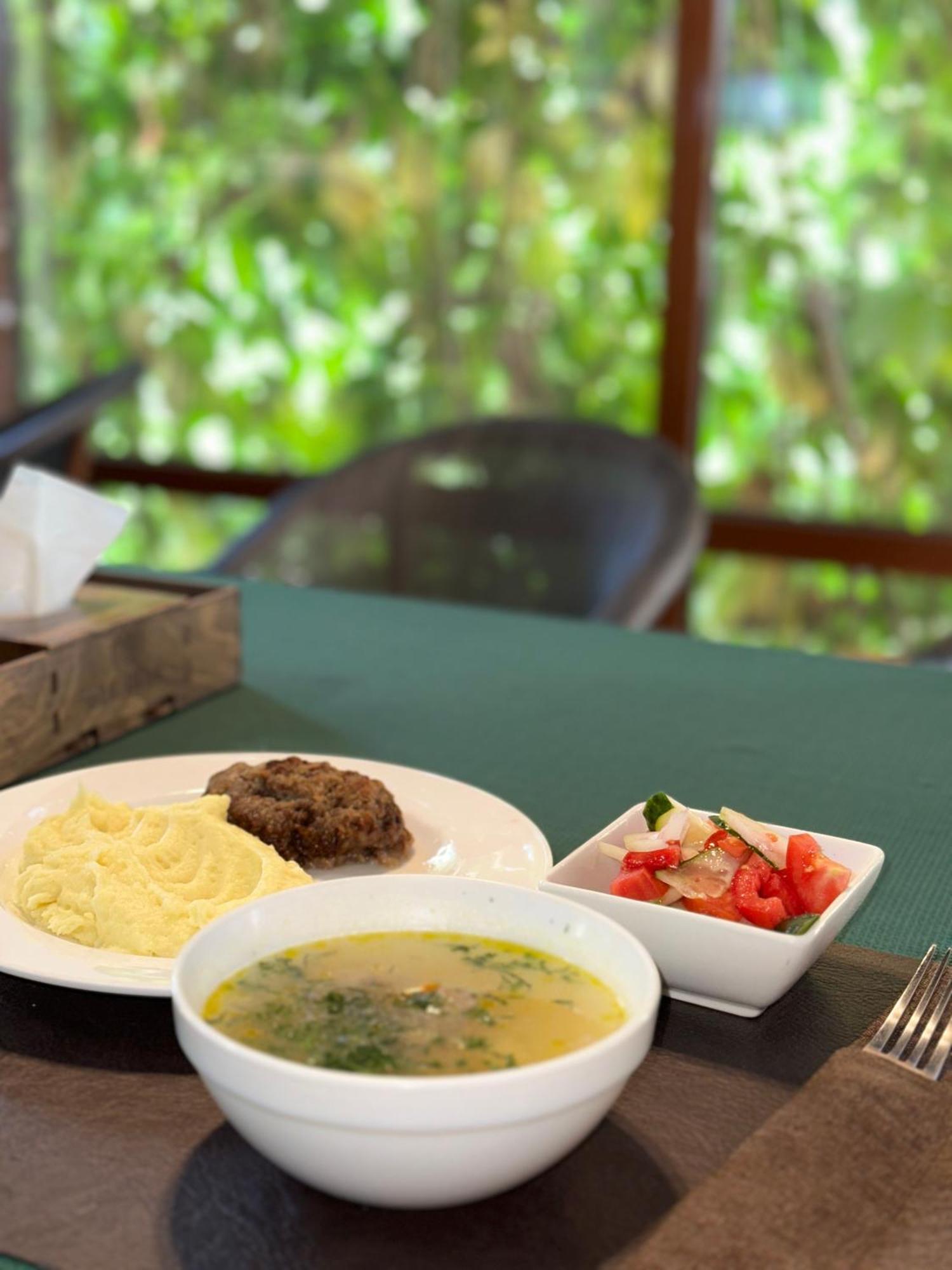 Tian-Shan Hotel Biszkek Zewnętrze zdjęcie
